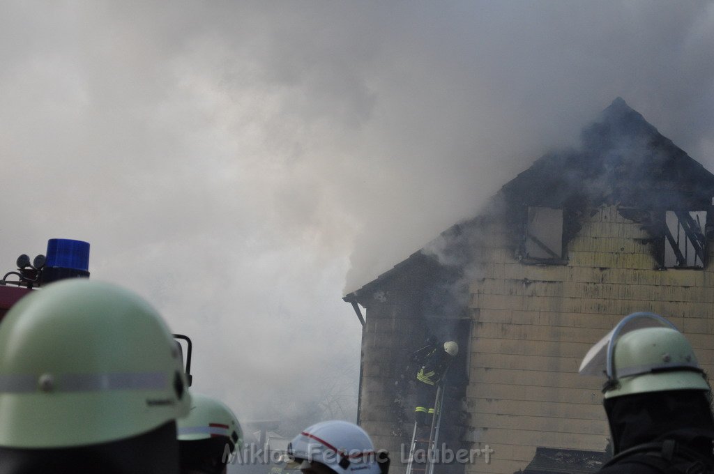 Haus komplett ausgebrannt Leverkusen P14.JPG